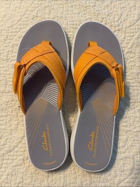 Clarks Orange and Gray Cloudsteppers Thong Sandals NWOT